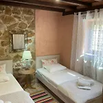 Stonehouse & Casa Al Sole E Al Mare 네아 로다